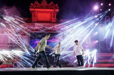 Nghệ sĩ Festival ra công viên, vào bệnh viện để phục vụ khán giả