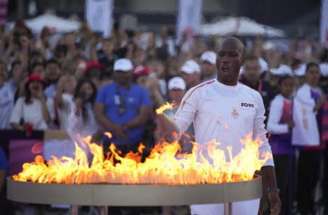 Ngọn đuốc Olympic đi qua thành phố Marseille