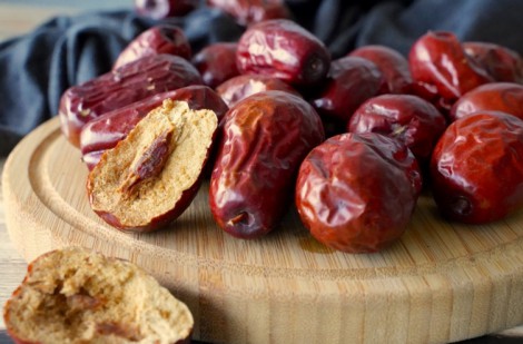 Người Việt chi tiền tỷ mỗi năm mua táo đỏ, ăn kiểu này thành