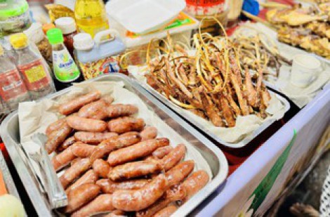 Người dân TP.HCM thưởng thức đặc sản Lào tại ngày hội du lịch văn hóa
