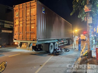 Người đàn ông bị xe container cán tử vong trong đêm ở TP Thủ Đức