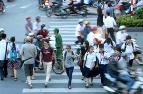 Người đi bộ không vẫy tay khi sang đường cũng bị phạt?