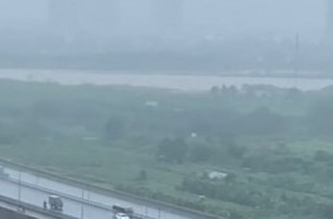 Người đi đường cảm ơn đoàn xe ô tô chắn gió bão Yagi trên cầu Nhật Tân