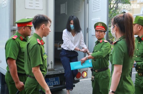 Người mẫu Ngọc Trinh bị áp giải đến phiên tòa để xét xử