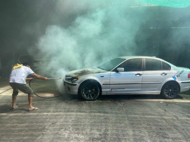 Nha Trang: Xe BMW bất ngờ bốc cháy trong tiệm rửa xe