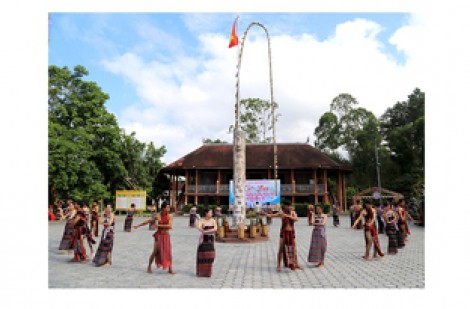 Những lễ hội độc đáo: Người Cơ Tu mở hội tạ ơn núi rừng