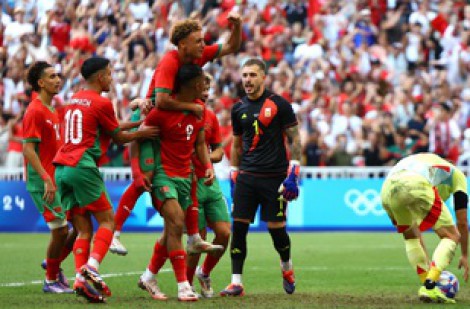 Những tình huống dở khóc dở cười trận Olympic Tây Ban Nha thắng Ma Rốc: Trọng tài bị thay