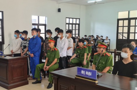 Ninh Thuân: 11 bị cáo lãnh án vì chém người