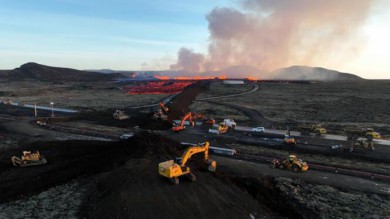 Núi lửa phun trào tại Iceland gây thiệt hại về nhà cửa