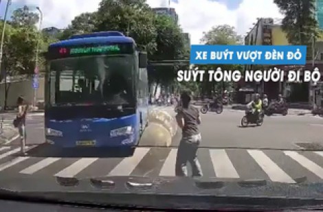 Phẫn nộ xe buýt cố vượt đèn đỏ, suýt tông trúng người đi bộ qua đường