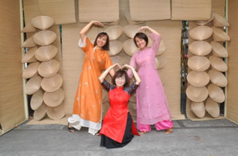 Phất lên trong mùa tết nhờ cho thuê áo dài: Chiều 'thượng đế' sửa dáng ngay tại chỗ