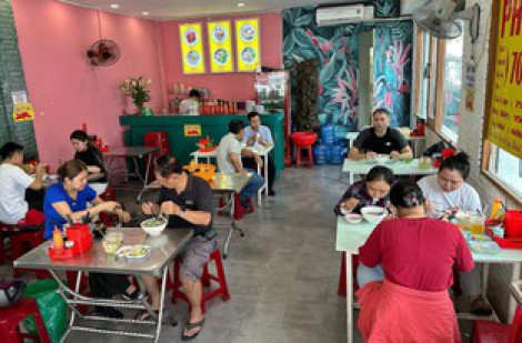Phở Phú Gia được Michelin vinh danh: Vẫn 'bảo thủ' không rau cùng món tái lăn mê hoặc người Sài Gòn