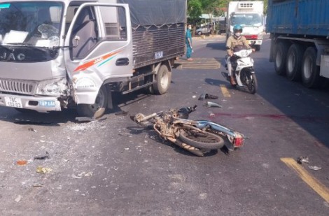 Phú Yên: Xe máy va chạm với xe tải tập lái, 1 người tử vong