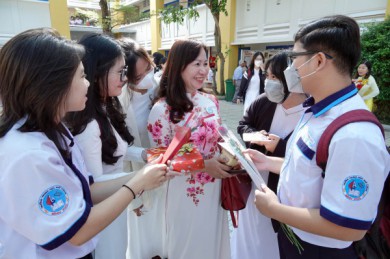 Phụ huynh làm thơ tặng thầy cô Ngày nhà giáo Việt Nam