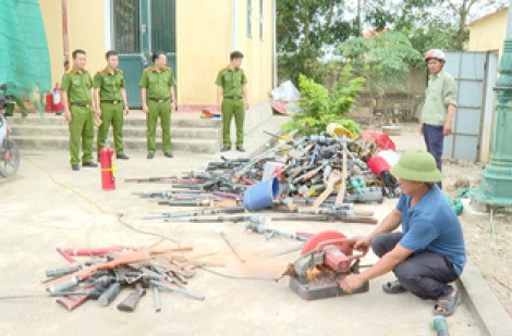 Quảng Bình: Thu hồi, tiêu hủy nhiều vũ khí thô sơ, tự chế