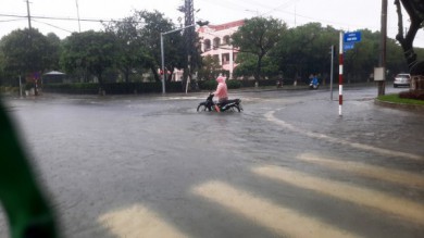 Quảng Nam: Mưa trắng trời, nhiều tuyến đường ở TP.Tam Kỳ biến thành sông