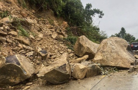 Quảng Ngãi: Hơn 120 tuyến đường bị sạt lở ở vị trí nào?