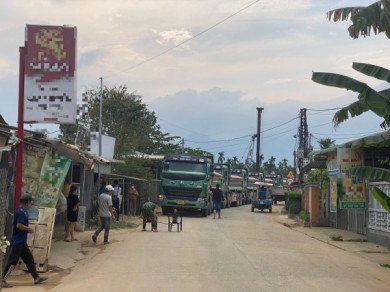 Quảng Ngãi: Người dân chặn đoàn xe tải chở đất gây bụi