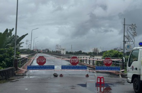 Quảng Ngãi: Tạm dừng lưu thông qua cầu Trà Khúc 1 do nước lũ dâng cao