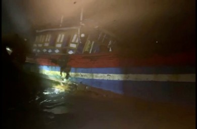 Quảng Ngãi: Tàu cá bị chìm do va chạm với tàu hàng, 3 ngư dân thoát chết