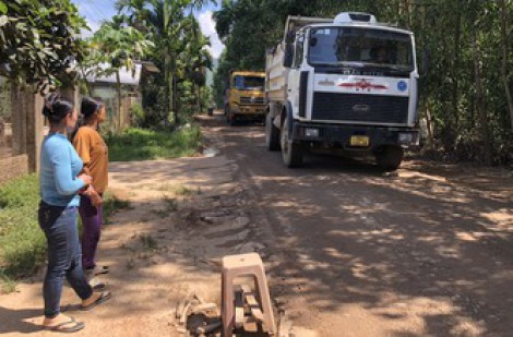 Quảng Ngãi: Xe tải chở đất cày nát đường quê, người dân ngao ngán