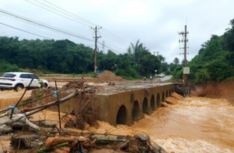 Quảng Trị: Giao thông chia cắt do cầu tạm của dự án điện gió cản trở dòng chảy