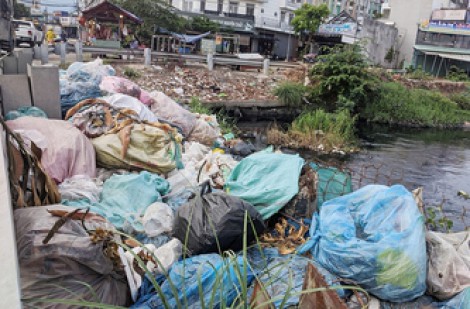 Rác ngập bên hông những chiếc cầu