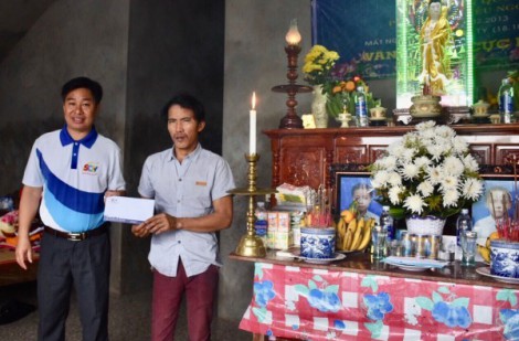 SCTV tới thăm và tặng quà cho gia đình có hai anh em đi tránh lũ bị lật thuyền tử vong ở Quảng Bình