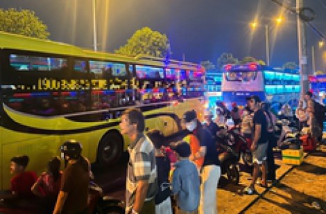 Sao lại để QL1 ở Thủ Đức bị biến thành bến xe 'lậu', lộng hành bất chấp?