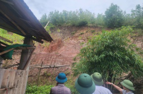 Sạt lở đất đe dọa khu dân cư, Quảng Trị công bố tình huống khẩn cấp