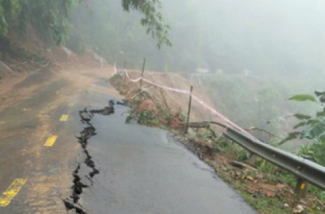 Sạt lở nghiêm trọng trên đèo Gia Bắc: Đường bị xé toạc