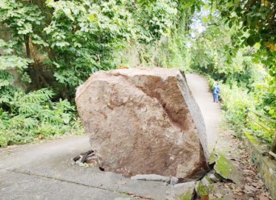 Sạt lở núi Ba Thê, nhiều khối đá nặng cả tấn rơi xuống chắn ngang đường