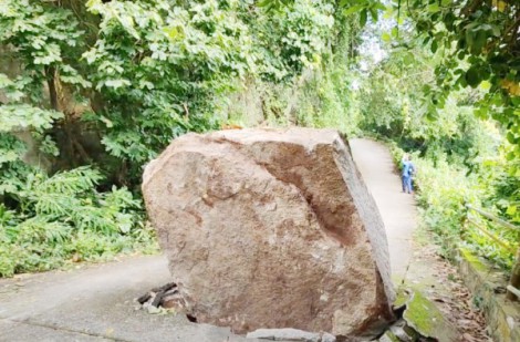 Sạt lở núi Ba Thê, nhiều khối đá nặng cả tấn rơi xuống chắn ngang đường