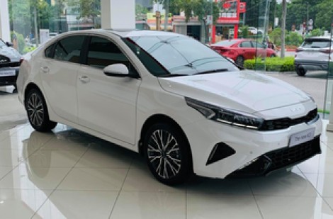Sedan hạng C dưới 900 triệu: KIA K3 bám sát Mazda3, Toyota Corolla Altis bán ít nhất