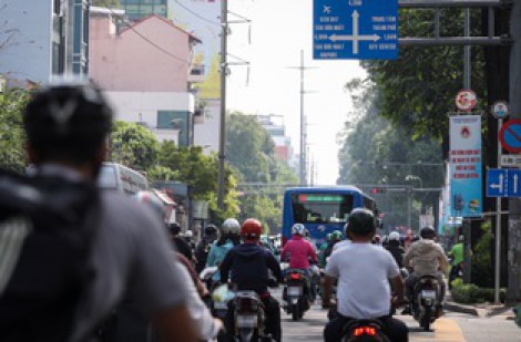 Sợ khó qua đường, xe máy quẹo trái khi đèn đỏ sẽ bị phạt thế nào?