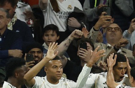 ”Song sát” Mbappe - Vinicius suýt phá hỏng ngày vui của Real Madrid, Liverpool thắng ấn tượng