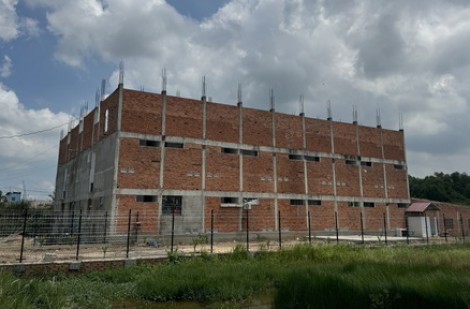 Sống trong sợ hãi ở 'chung cư mini': Vì sao nhà sai phép vẫn tồn tại?