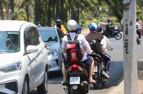 TPHCM: CSGT xử lý nhiều học sinh chạy xe máy đến trường