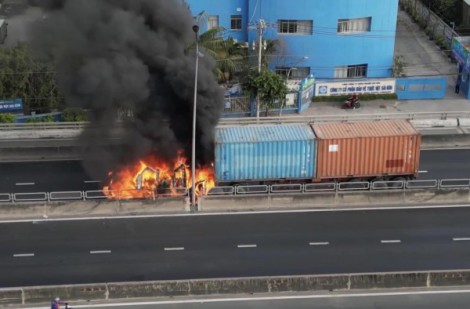 TP.HCM: Cháy xe container trên cầu Phú Mỹ