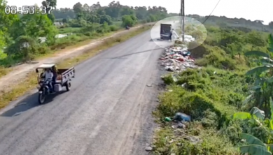 TP.HCM: Công an truy tìm xe tải đổ trộm rác thải trên đường Trần Hải Phụng