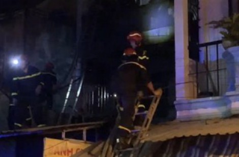 TP.HCM: Cứu 5 người khỏi vụ cháy nhà 3 tầng ở Q.10