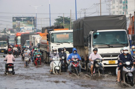TPHCM: Nhiều tuyến đường ngập sâu lúc sáng sớm, người dân chật vật 'vượt sóng' đi làm