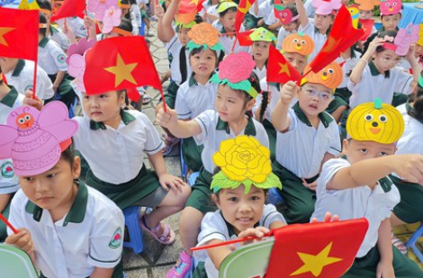 TP.HCM: Sẽ hỗ trợ tiền học kỹ năng sống, ngoại ngữ, bơi... cho học sinh yếu thế