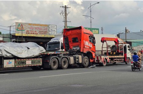 TP.HCM: Xe đầu kéo chở sắt gặp sự cố, đường Lê Đức Anh ùn ứ