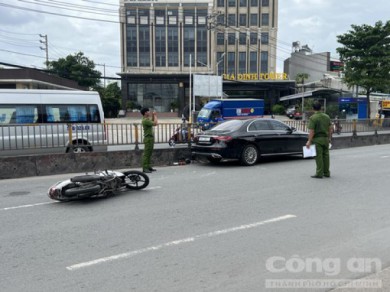TPHCM: Xe ôm ngã xuống đường, nữ hành khách bị ô tô cán tử vong
