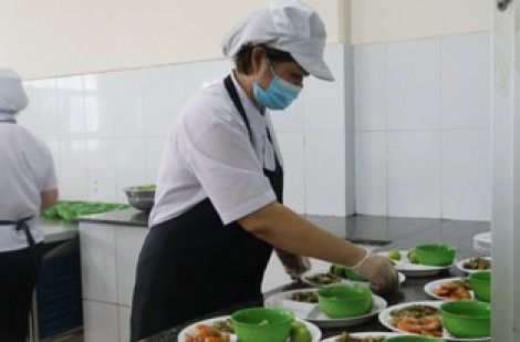 TP.HCM lo ngại ngộ độc thực phẩm từ hàng rong quanh khu công nghiệp