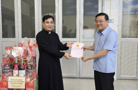 TP.HCM trao sổ đỏ cho Giáo xứ Văn Côi