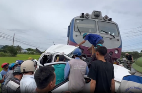 Tai nạn đường sắt ở Bình Thuận: Người dân lao vào cứu tài xế ô tô