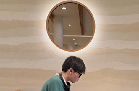 Tại sao có những người trẻ tự tin trên mạng xã hội, nhưng rụt rè ngoài đời?