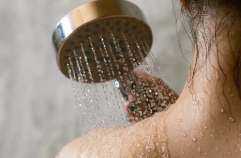 Tắm đêm – thói quen tiềm ẩn nguy cơ ảnh hưởng sức khỏe